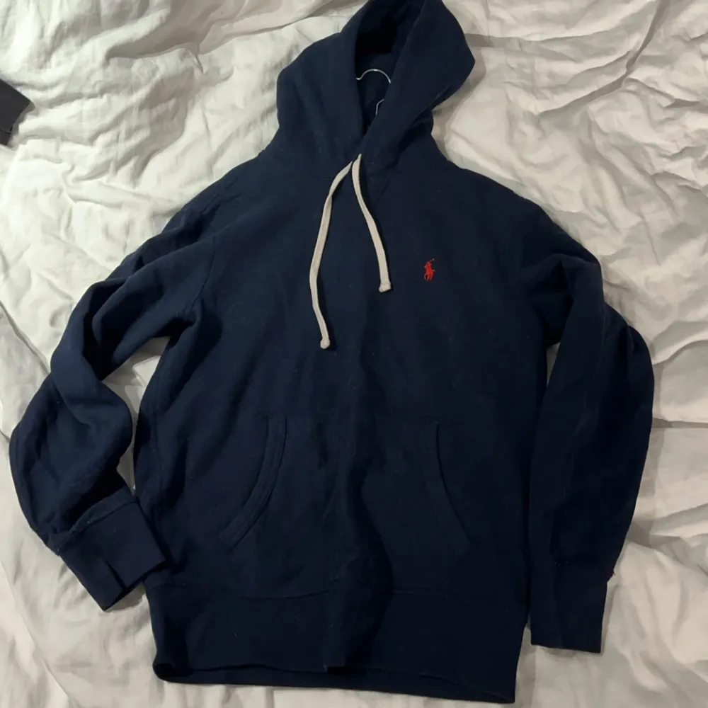 Tja! Säljer min fräscha och knappt användna Ralph lauren hoodie som bara hänger i garderoben och även är för liten! Pris kan diskuteras.. Hoodies.