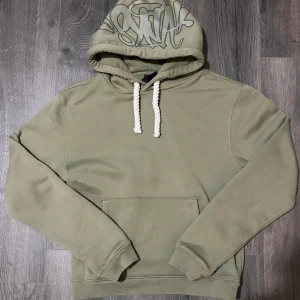 Syna world hoodie - Hoodie från Central cees märke ”Syna World”, cond 9/10, kom dm vid fler frågor💚