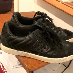 Guess skor - Skor från guess i storlek 39! Skorna är i läder med nitar perfekta nu till våren och sommaren 🌞Har knappt använt dom så skicket är mycket bra men tvättar såklart innan dom skickas! Nypriset var runt 1000