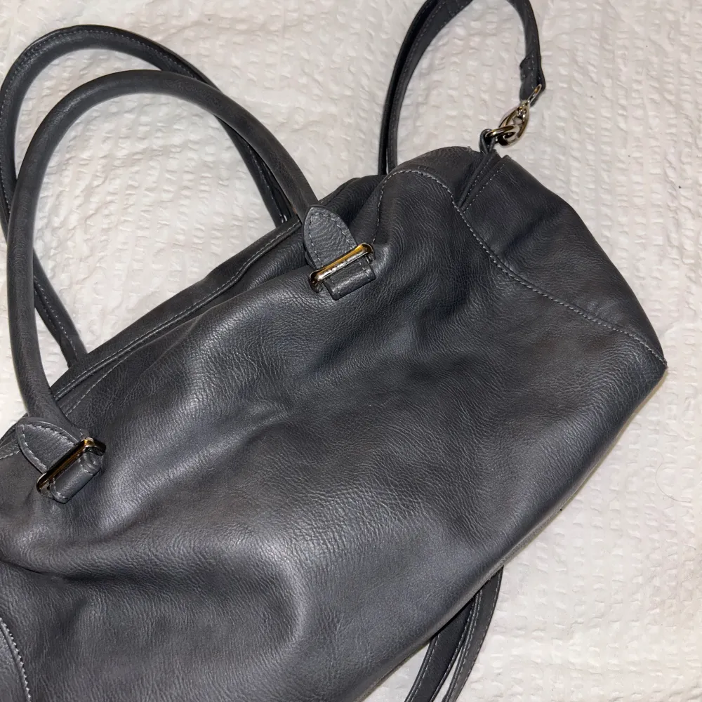Säljer den här don Donna handväskan som är helt oanvänd. Väskan är rymlig och i bra skick. Skriv för fler eventuella frågor💕. Väskor.