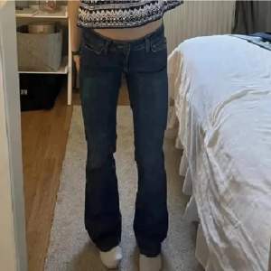 Säljer dessa super snygga Zara jeans som endast är använda 2-3 gånger så är som nya💗Nypris 500kr (lånad bild)