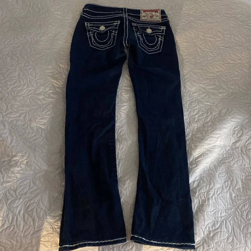 snygga mörkblå svårhittade truereligion jeans med vita sömmar! superbra skick🩷innerbenslängd: 73cm höftmått: 42cm midjemått: 35cm (men stretchig)🩷. Jeans & Byxor.