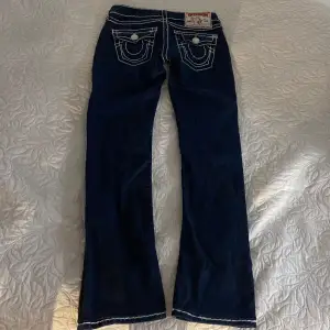 snygga mörkblå svårhittade truereligion jeans med vita sömmar! superbra skick🩷innerbenslängd: 73cm höftmått: 42cm midjemått: 35cm (men stretchig)🩷
