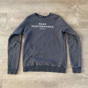 ~ säljer denna snygga gråa sweatshirten från peak performance för endast 199kr🤩! II inga defekter II skriv vid frågor och funderingar! II pris kan diskuteras vid en snabb affär!👍🤝