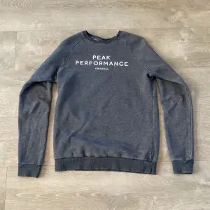 ~ säljer denna snygga gråa sweatshirten från peak performance för endast 249kr🤩! II inga defekter II skriv vid frågor och funderingar! II pris kan diskuteras vid en snabb affär!👍🤝