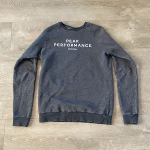 ~ säljer denna snygga gråa sweatshirten från peak performance för endast 199kr🤩! II inga defekter II skriv vid frågor och funderingar! II pris kan diskuteras vid en snabb affär!👍🤝