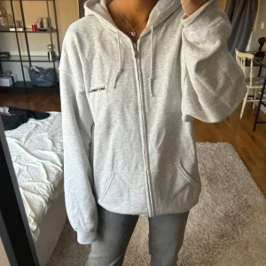 Zip hoodie  - Hoodie från Urban outfiters/ iets Frans 