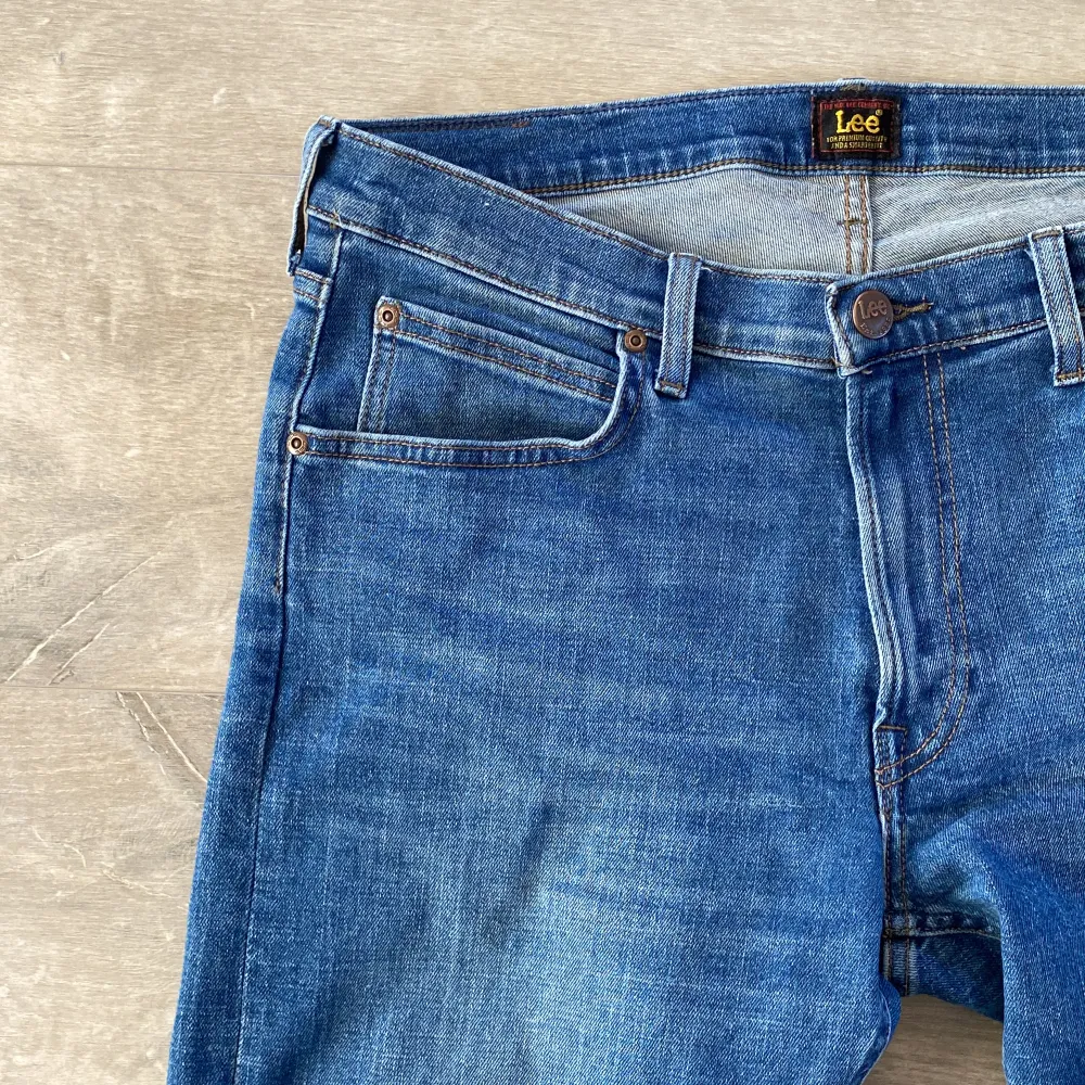 ~Säljer dessa snygga blåa lee jeans med snygg design för att endast 399!🤩 II nypris ca 1099kr II modellen är Luke II skriv vid frågor och funderingar!. Jeans & Byxor.
