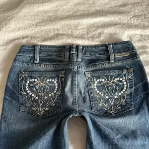 Vintage jeans med fina bakfickor💓midja 38 innerben 83 jae 165