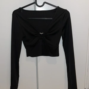 Tröja/topp  - Svart tröja med ett diamant hjärta vid urringningen 