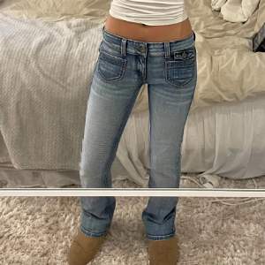 Jättefina lågmidjade bootcut jeans  ❣️svåra att få tag på, lånade bilder. Innerbenslänhd: ca 72cm midjemått ca 38cm rakt över❣️❣️