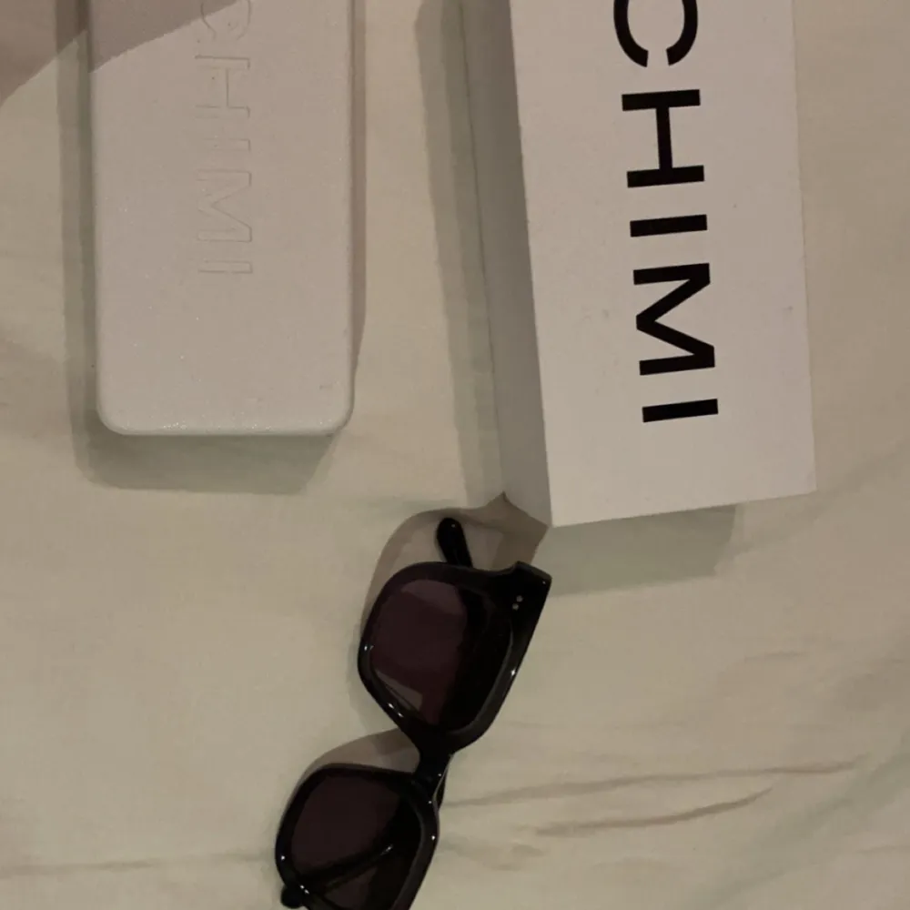 Säljer nu mina Chimi 04 i färgen dark grey, glasögonen är i väldigt bra skick endast använda i slutet på förra sommaren. Vid köp ingår box fodral och putsduk. Om du ska köpa skriv innan. Vid mer frågor eller bilder är det bara att höra av sig😄. Övrigt.