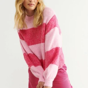 Stickad randig tröja  - Säljer denna stickade tröja i storlek s. Den är i bra skick och köptes för 399kr. Säljer för 170kr🤗💓