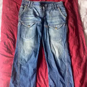 Fina jeans perfelt inför vår och sommar med rosa stitching. Det är korta men kan kan även användas som långa shorts!