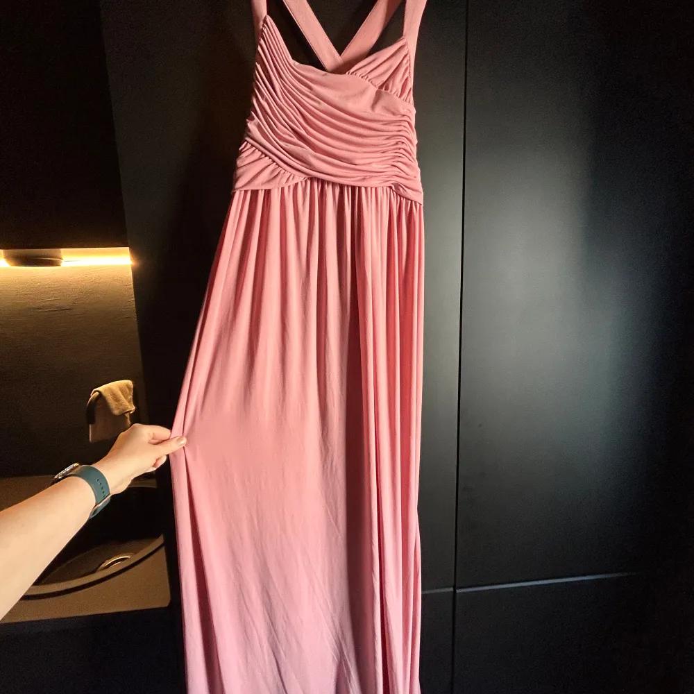 Rosa bal- eller festklänning från Chiara Forthi Milano i storlek L men passar även om man är en M. Använd 1 gång. Klänningar.
