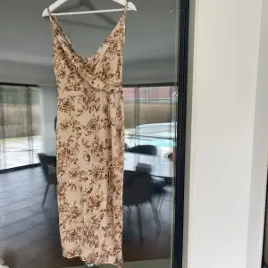 Super fin silkes klänning , så fin till klackar 