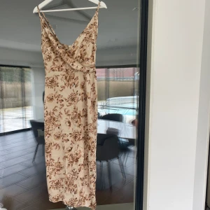 Blommig klänning  - Super fin silkes klänning , så fin till klackar 