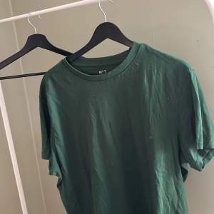 Grön t-shirt i storlek L. Från H&M. Knappt använd, gott skick. 