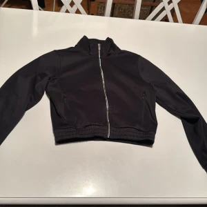 Svart tröja  - En svart tröja med dragkedja, köpt på stadium och är i märket Soc🫶🏼 köptes för 279 kr och är använd mycket försiktigt💗går även att användas som träningströja☺️