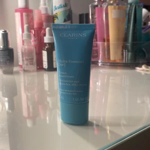 Clarins slik, moisturizes cream - Denna produkt har jag använt en gång men den var inget för mig, den är väldigt skön på huden, luktar gott. Skriv till mig vid intresse💓
