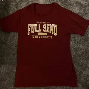 Vinröd Nelk/Full Send T-shirt - Som sagt en vinröd Full Send tröja från “university” droppet.  Endast använd 1 gång så i ett väldigt gott skick.  Den är väldigt stor i storleken, skulle påstå att den sitter som en oversized Large eller som en XL nästan.