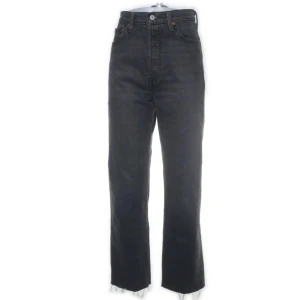 LEVIS jeans - Bilder från sellpy där jag köpte dem, säljer då de var för små runt höften på mig 💗har inte använt dem men köpte de second, är 165cm och de är bra längd på dem. Finns tecken på användning, men inga stora å de är super fina! Skriv för mer bilder💗💗