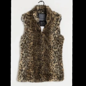 bershka pälsväst - säljer den här bershka pälsvästen ❤️ storlek S, hör av dig om du är intresserad 🥰 använd bara 2-3 gånger 
