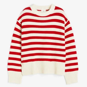 Stickad tröja - Söt stickad tröja från hm som inte säljs längre, för fler bilder skriv. Använd en gång. Storlek xs men passar även s