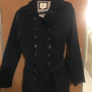 Kappa  - Vår kappa med skärp. Står i storlek xxl men är väldigt liten som en medium.