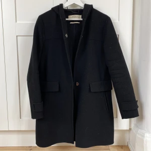 Zara kappa - En tunnare klassisk svart kappa med huva från zara