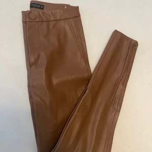 Skinbyxor  - Bruna skinnbyxor från zara. Endast använd några gånger. 