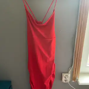 Säljer denna skit snygga klänningen från bikbok. Använd en gång. (tar bara Swish)
