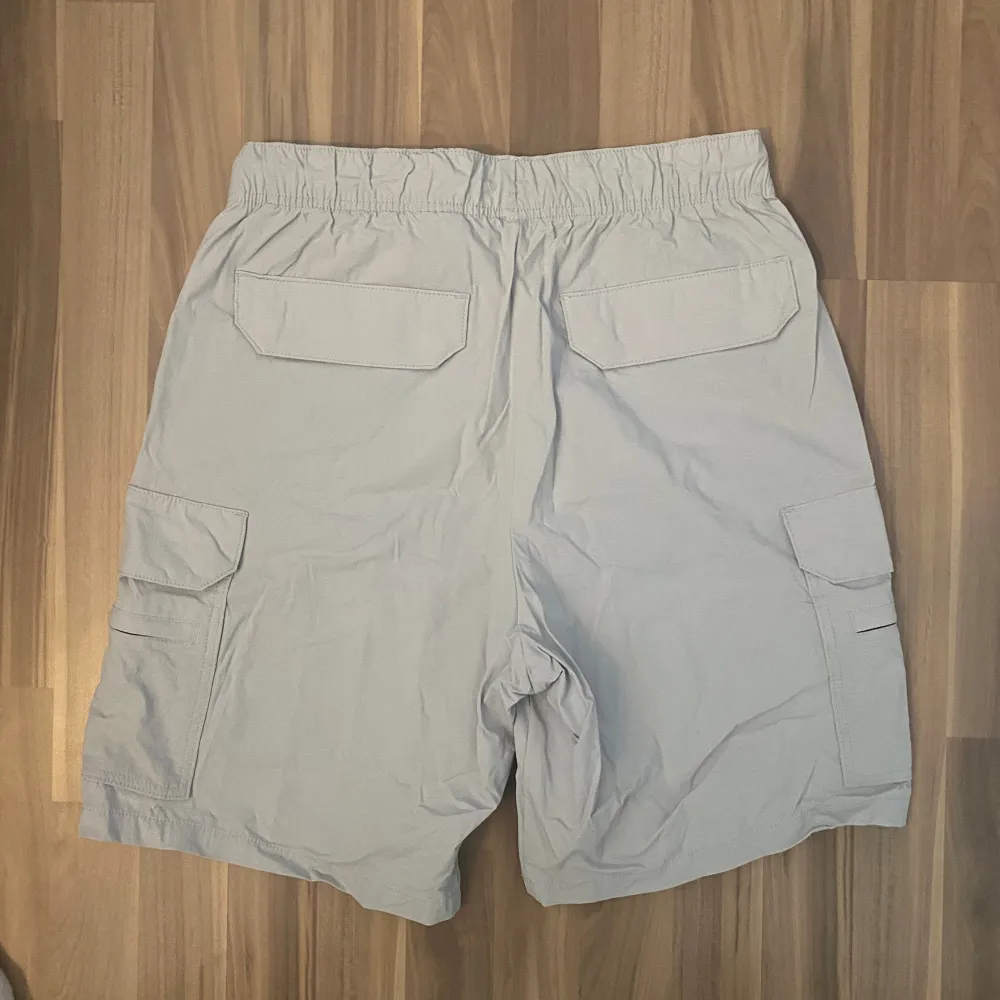 Ljusgråa jorts köpt från mansavdelningen! Nyskick, storlek S. Men flexible passar till L och M.. Shorts.