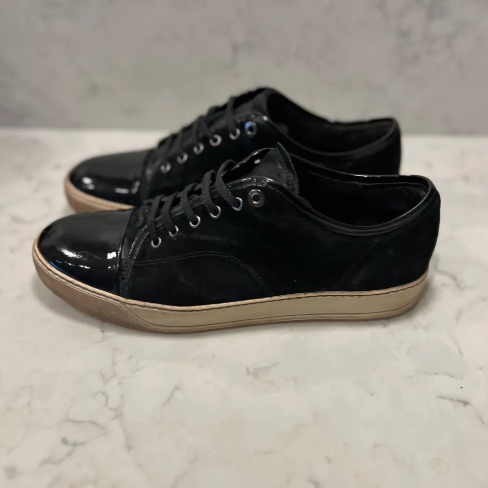 Säljer dessa snygga skor från lanvin i färgen svart, skorna är Använda men fortfarande i bra skick, går att tvätta upp. Storlek 10 vilket motsvarar 44/45. Endast skorna tillkommer vid köp.. Skor.