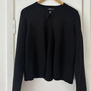 Svart tröja  - Populära stickade tröjan med öppning från GinaTricot. Aldrig använd, enbart provad. 