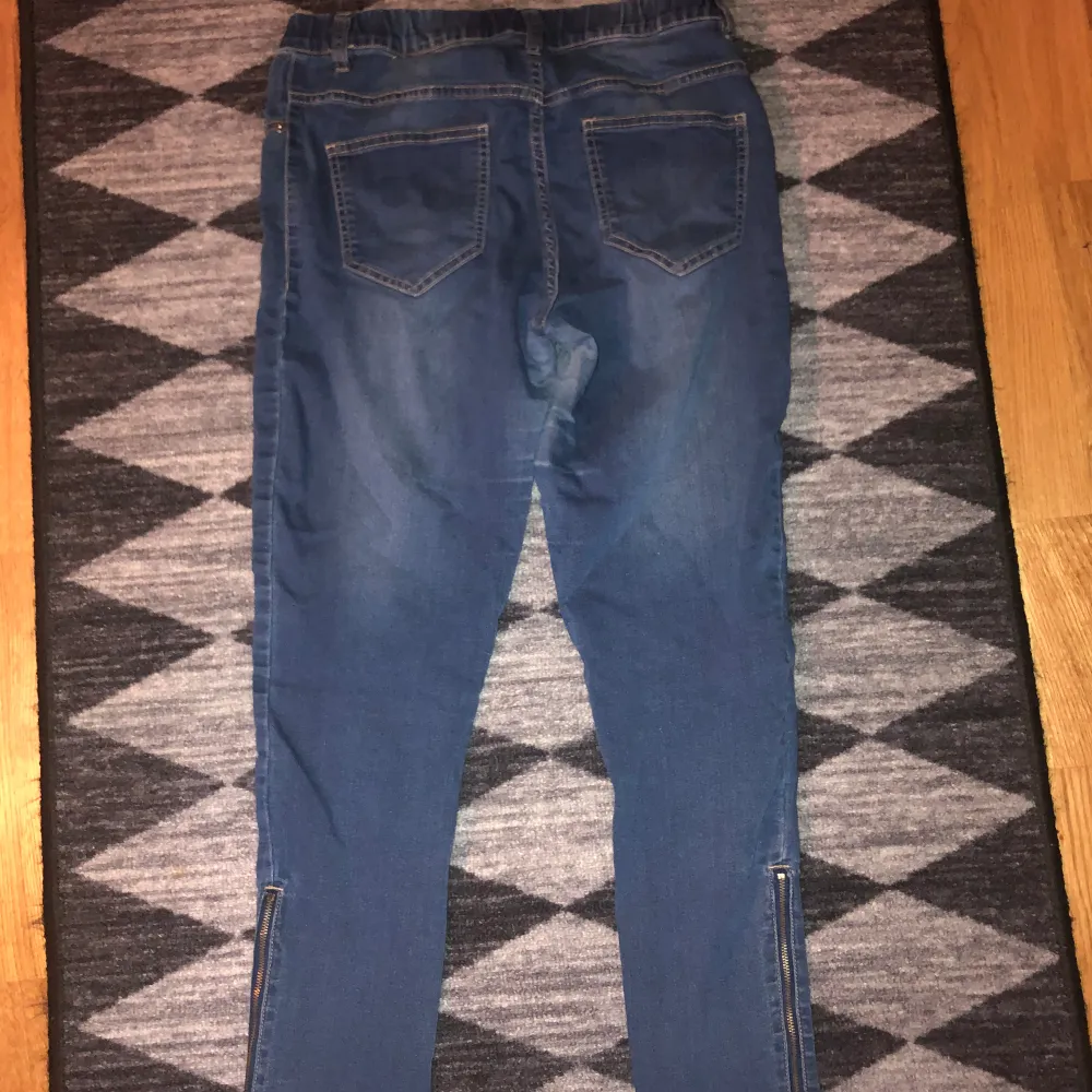 Säljer dessa jeans som har legat i garderoben ett tag nu. Har använt den ett fåtal gånger och har håll mellan benen (se bild nr 3)  Annars är den jättefin 💗💗. Jeans & Byxor.