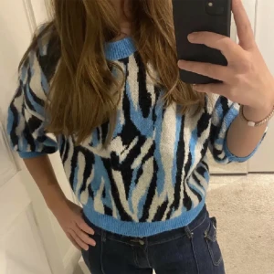 Slutsåld zara topp💙 knappt andvänd  - Slutsåld zara topp💙 knappt använd. Säljer den i storlek M men passar mig som vanligtvis brukar ha S. Hör av er om ni är intresserade eller vill ha egna bilder💕