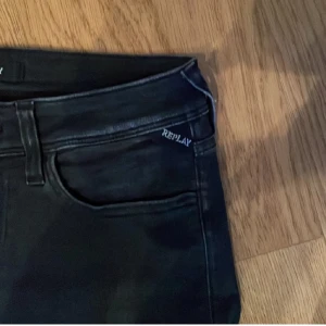 Replay jeans  - Den är jätte bra skick. Jag köpte den för 1800kr men jag säljer den för 1000 Vid snabb affär kan priset diskuteras  Om ni ens har några funderingar så är det bara att höra av dig