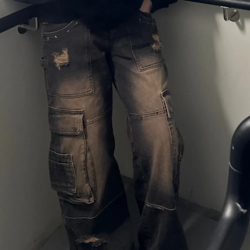 W28 relaxed baggy fit. använd en gång säljer pga de är lite för stora för mig. handtvättat en gång, i perfekt skick. köpte för 1400kr. . Farkut & Housut.