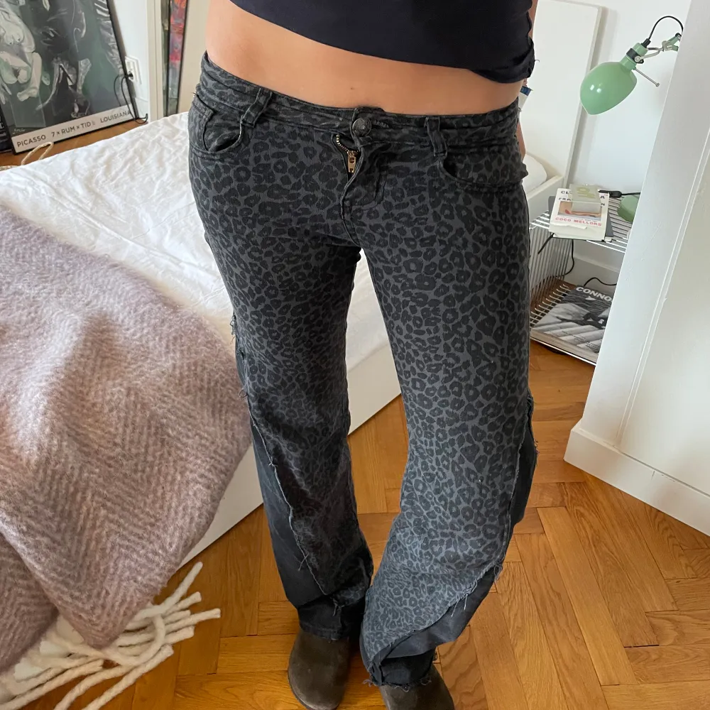 Omsydda jeans, därav kan imperfektioner förekomma💟 Midjemått 75 cm. Jeans & Byxor.