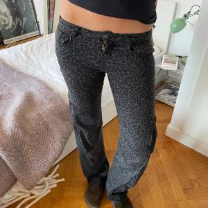 Omsydda jeans, därav kan imperfektioner förekomma💟 Midjemått 75 cm