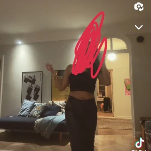 Skinbyxor - Säljer dessa Skinbyxorna ifrån madlady. De är i bra skick förutom att där man sätter på ett skärp en av dem är lite lös. Jag är 162 och de är ganska långa för mig