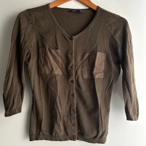 Stickadtröja  - Söt stickad tröja i militärgrön.  Fint skick