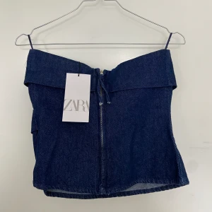 Zara korsett topp - Säljer denna Zara korsett, Denim toppen då jag aldrig använt den. Prislapp kvar. Storlek S. Nypris: 379kr. 