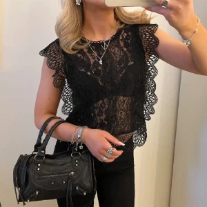 Blus - Superfin spetsblus från zara. Jättefint skick. Lånad bild, skriv för egna. Storlek xs🩷