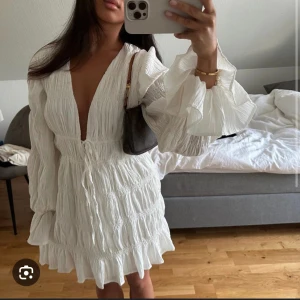 Studentklänning - En superfin klänning som passar perfekt nu till studenten, jag har använt klänningen endast vid ett tillfälle så den är i ett nytt skick, vid intresse kan jag skicka egna bilder då dom på annonsen är lånade💗💗