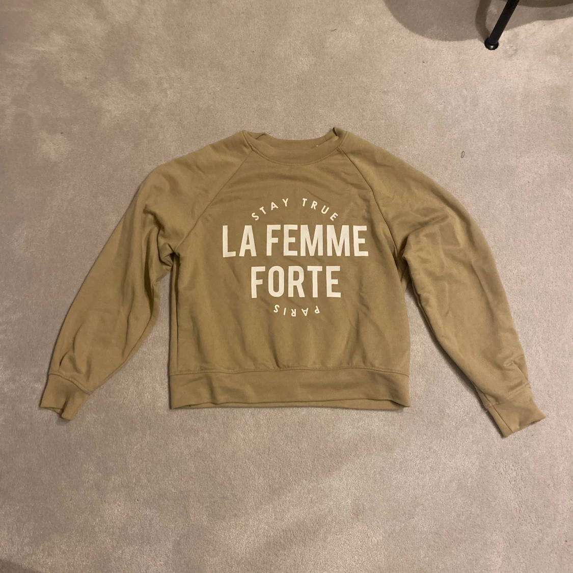 Tunn mörkbeige tröja