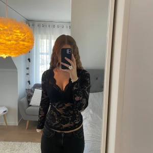 Spetstopp - Säljer denna venderby’s dupe spetstoppen då jag råkade köpa två. Den är helt oanvänd! Om betalning sker idag kan toppen skickas imorgon 💗