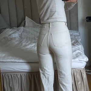 Krämvita Jeans - Krämvita jeans från Bik Bok med hög midja och som går ut lite nertill. Storlek 32. Använts en del gånger men är fortfarande i bra skick!  Säljer för att de inte passar längre