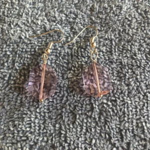 Babyrosa örhängen - Ett par nya örhängen m babyrosa genomskinliga stena.  Stenarna är 1-2 cm. De är oanvända.  Pris 49